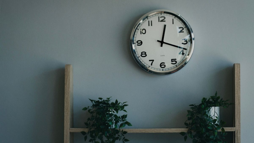 home wall clock direction