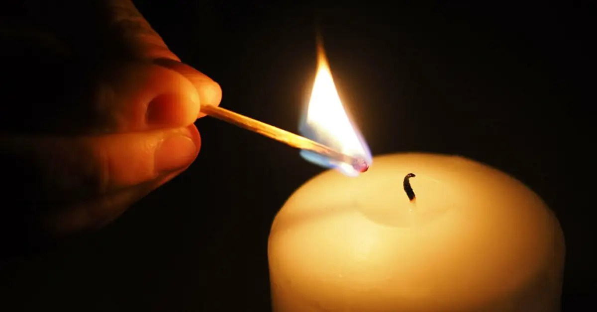 is it safe to leave a candle burning